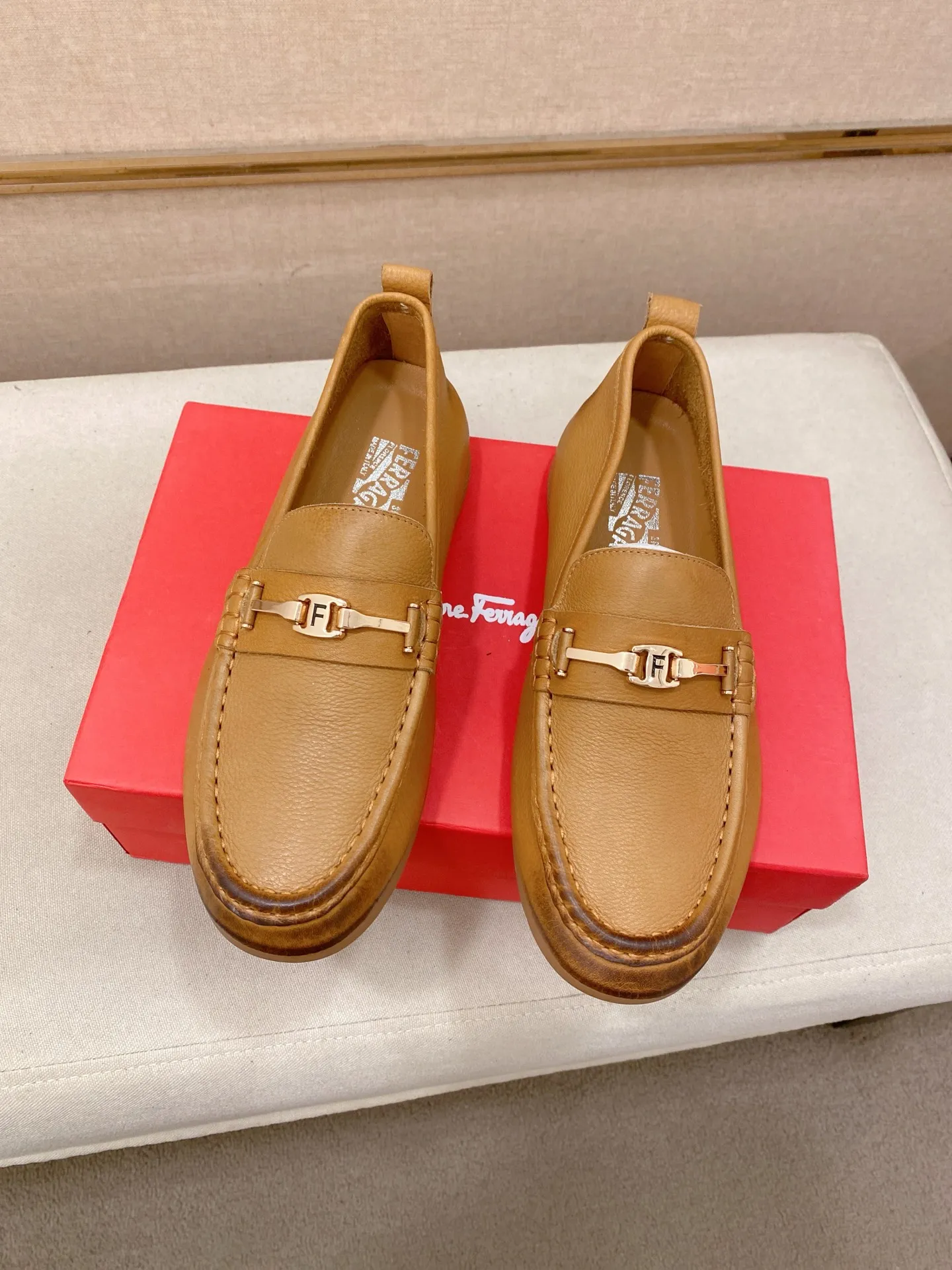 Factory price 500💰 Original Ferragamo men's shoes! The world's top brands...Luxury quality...//Fashion and high-end footwear 👍💪🏻...give you a low-key luxury comfort experience👍. The upper is made of pure Italian imported original cowhide and sweat-absorbent sheepskin lining. It is comfortable and breathable, high-end and classy... luxurious and noble!! .. OEM factory shipment [Hug] stall.. Original board. Welcome to taste..38--44.